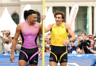 הקופץ במוט היווני עמנואל קראליס לצדו של יריבו מונדו דופלנטיס (צילום: GettyImages)