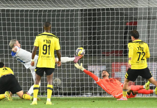 שחקן עירוני קרית שמונה, אדריאן אוגריסה, כובש מול מכבי נתניה (צילום: ברני ארדוב)