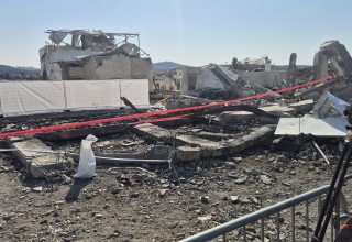 זירת נפילת הטיל בבית שמש (צילום: גלעד מורג)