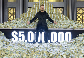 כל התוכנית זורקים שטרות על הרצפה. ביסט גיימז (צילום: amazonprime)