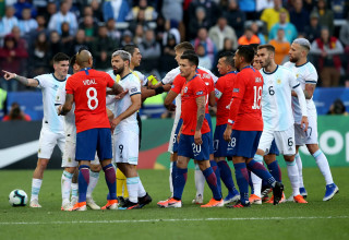 ארתורו וידאל שחקן נבחרת צ'ילה בעימות עם סרחיו אגוארו, רודריגו דה פול שחקני נבחרת ארגנטינה, יולי 2019 (צילום: GettyImages, Alexandre Schneider)