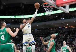 יאניס אנטטוקומפו, שחקן מילווקי (צילום: רויטרס)