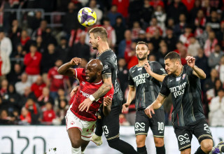 ג'בון איסט שחקן הפועל באר שבע לפני דריו ז'ופאריץ' שחקן הפועל חיפה (צילום: קובי אליהו)