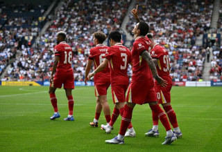 שחקני ליברפול חוגגים (צילום: OLI SCARFF)