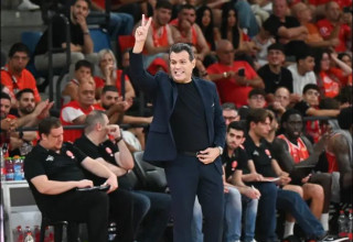 נותן לו את המפתחות. איטודיס (צילום: ברני ארדוב)