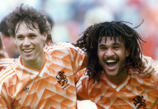 רוד חוליט עם מרקו ואן באסטן ביורו 1988 (צילום: dpa/picture alliance via Getty Images)