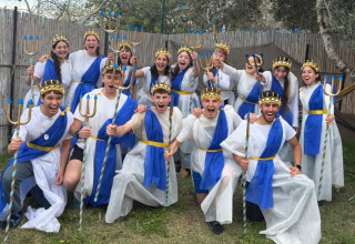 מדריכי פנימיית בית טוביה מחופשים בפעילות פורים (צילום: באדיבות עמותת קמ"ה)