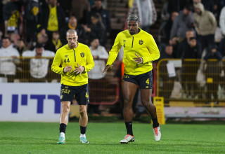 בריאן קרבאלי, לוקה גדראני שחקני בית"ר ירושלים בחימום (צילום: לירון מולדובן)