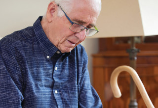 גבר מבוגר עם כאב ברכיים (צילום: אינגאימג')