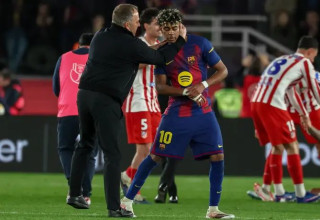 לא מורידים את הראש. ימאל ופליק (צילום: GettyImages, Lluis GENE / AFP)