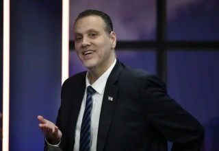 "רק הפסדנו". השר זוהר על מחאת החולצות של אוהדי הפועל תל אביב (צילום: ראובן קסטרו)