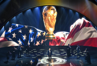 הגרלת מונדיאל 2026, הטנור האיטלקי אנדראה בוצ'לי על הבמה (צילום: GettyImages, ROBERTO SCHMIDT)