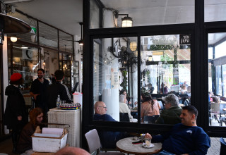 בית הקפה "התחתית" בתל אביב, ספג נזקים מהטיל האיראני (צילום: אבשלום ששוני)