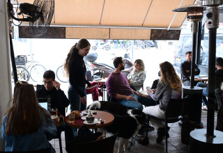 בית הקפה "התחתית" בתל אביב, ספג נזקים מהטיל האיראני (צילום: אבשלום ששוני)