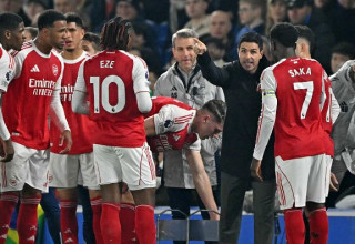 ארטטה ושחקני ארסנל (צילום: Gettyimages)