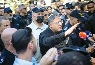 איתמר בן גביר בזירת הנפילה בתל אביב (צילום: חיים גולדברג פלאש 90)