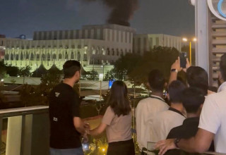 עשן מיתמר באיחוד האמירויות לאחר פגיעה של טיל איראני (צילום: רויטרס)