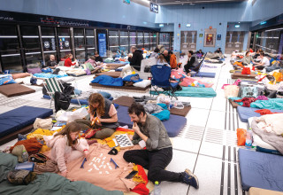 ישראלים תופסים מחסה ללילה בתחנת רכבת תחתית בתל אביב (צילום: חיים גולדברג פלאש 90)