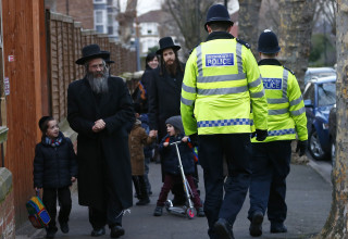יהודים בלונדון הולכים לצד המשטרה המקומית (צילום: רויטרס)
