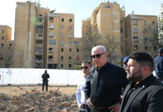 בנימין נתניהו בזירת נפילת הטיל האיראני בבאר שבע (צילום: אבי אוחיון, לע"מ)