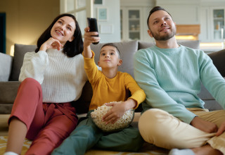 צפייה בטלוויזיה, אילוסטרציה (צילום: אינגאימג')