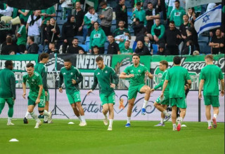 כבר היו בדרך לאימון. שחקני מכבי חיפה (צילום: קובי אליהו)