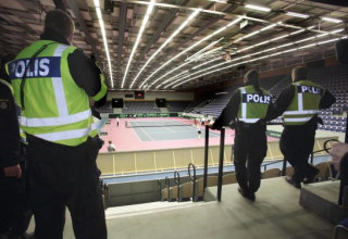 שוטרים במגרש טניס. אילוסטרציה (צילום: AFP)