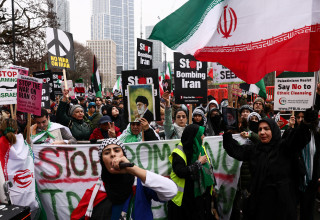 עצרת של תומכי המשטר האיראני בלונדון (צילום: רויטרס)