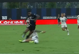 בריאן נגרו נכנס בעוצמה בג'אן פייר ארויו (צילום: צילום מסך, X (טוויטר))