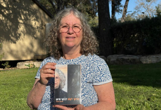 שורדת השבי אביבה סיגל עם ספרה החדש (צילום: באדיבות המצולמת)