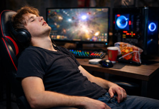 בגיל 20 מת ממשחק במחשב (צילום: AI)