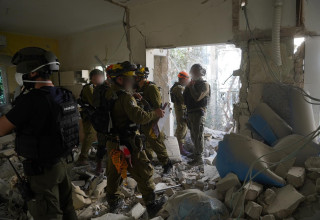 כוחות פיקוד העורף בזירת נפילה במרכז הארץ (צילום: דובר צה"ל)