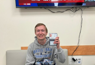 הנרי גורפינקל עם הת"ז החדש שקיבל (צילום: יחצ)