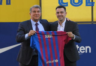 צ'אבי עם לאפורטה בטקס הצגתו כמאמן ברצלונה (צילום: LLUIS GENE)