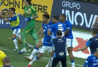 מהומת ענק בין קרוזיירו ואתלטיקו מיניירו (צילום: צילום מסך, מתוך X (לשעבר טוויטר))