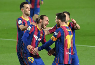 ליאו מסי חוגג עם אוסקר מינגסה (צילום: LLUIS GENE/AFP via Getty Images)