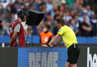 שופט בודק ב-VAR, אילוסטרציה (צילום: Maja Hitij)