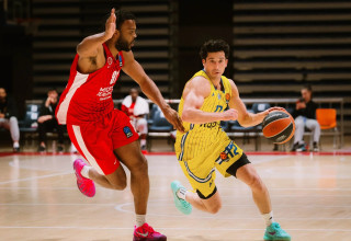 ג'ון דיברתולומיאו שחקן מכבי תל אביב מול ג'וזאיה ג'ורדן-ג'יימס שחקן הפועל ירושלים (צילום: אתר רשמי, ג'ורג'ה קוסטיץ')