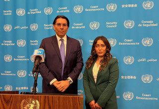 שגריר ישראל לאו"ם דני דנון, ראהלה אמירי אשר איבדה את עינה במחאות באיראן (צילום: דוברות שגריר ישראל באו"ם)