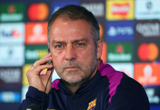 האנזי פליק מאמן ברצלונה במסיבת עיתונאים (צילום: רויטרס)