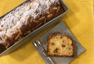 עוגה בחושה עם פירות (צילום: פסקל פרץ-רובין)