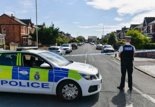 שוטר וניידת משטרה. אילוסטרציה (צילום: Getty Images)