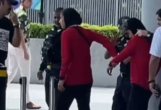 שחקניות איראן נלקחות לטיסה (צילום: צילום מסך, 9NEWS)