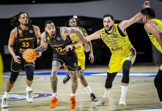 עידן זלמנסון שחקן הפועל חולון מול ג'יימס פאלמר ג'וניור שחקן גלאטסראיי (צילום: אתר רשמי, פיב"א)