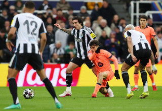 פדרי שחקן ברצלונה לפני סנדרו טונאלי שחקן ניוקאסל (צילום: רויטרס)