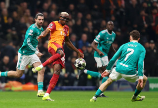 ויקטור אוסימן שחקן גלאטסראיי מוקף בשחקני ליברפול (צילום: GettyImages)