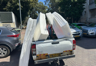חלוקת מזרנים במקלטים ביפו  (צילום: עמותת שניר)