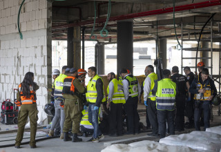 זירת נפילת שברי הטיל האיראני ביהוד (צילום: חיים גולדברג, פלאש 90)