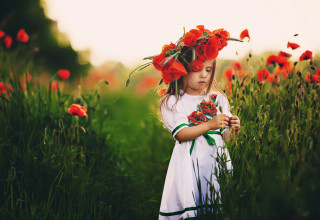 ילדה בשדה פרחים (צילום:  אינגאימג')