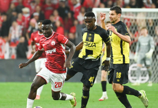 שחקן הפועל באר שבע, קינגס קאנגווה, מול שחקני בית"ר ירושלים, בוריס אנו, גריגורי מורוזוב (צילום: ברני ארדוב)